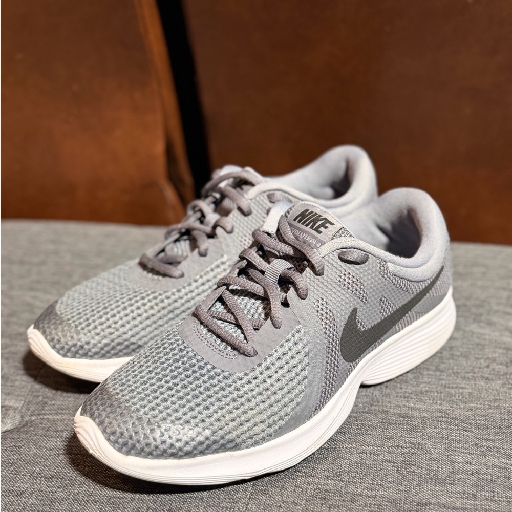 Nike Men’s Light Gray Mesh Running Shoes with White Sole